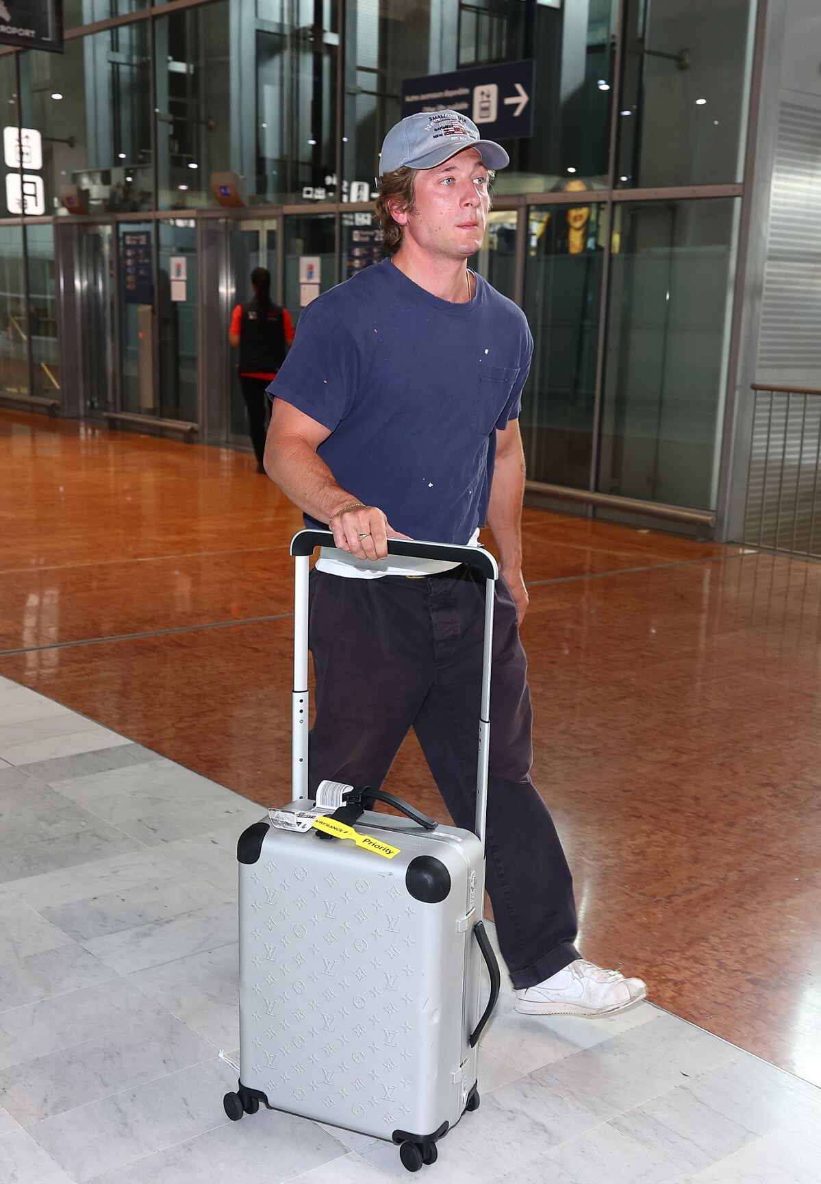 Jeremy-Allen-White-Louis-Vuitton-Fashion-Week-SS27-3