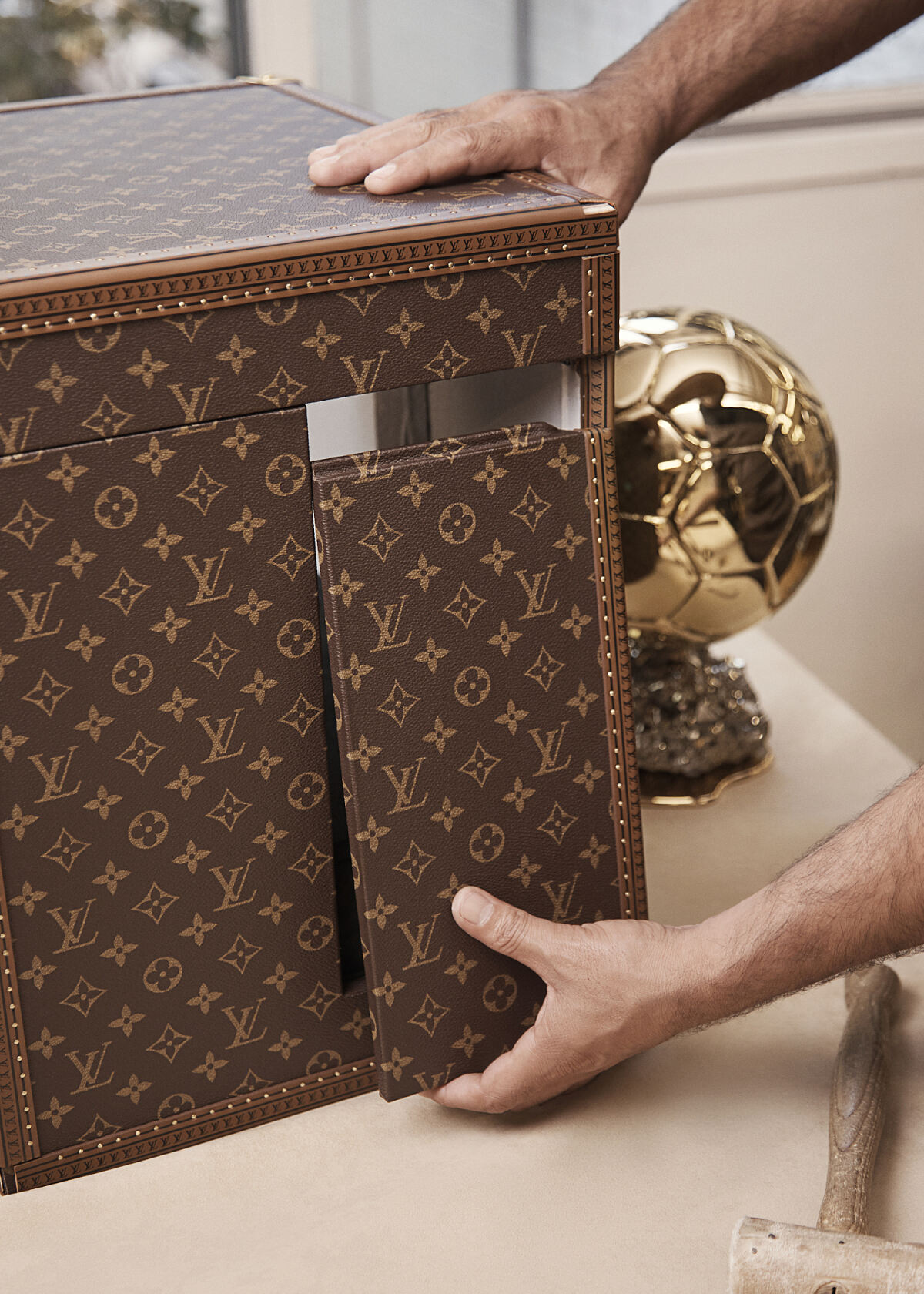LOUIS-VUITTON_TROPHY-TRUNK-BALLON-D8217OR-2025_1