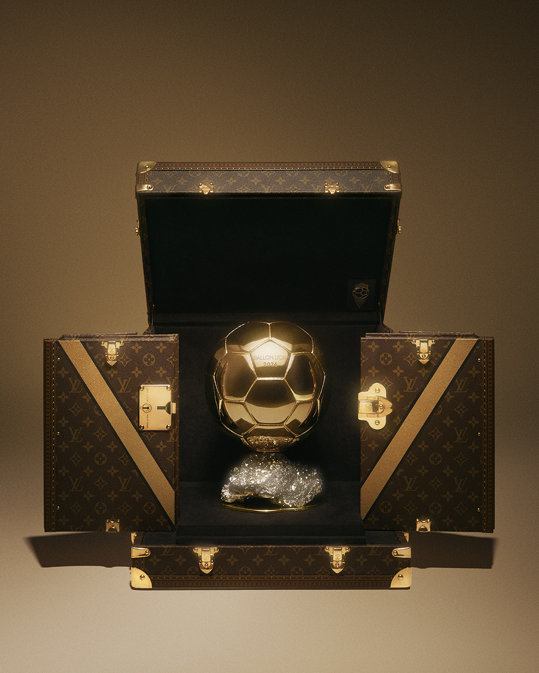 SPAR_BALLON_DOR26_BEAUTYSHOT_LV_SHOOT_01_BASE_02_BASE_C_NO_LOGO_RVB_DIGITAL_PRESS_1080x1350