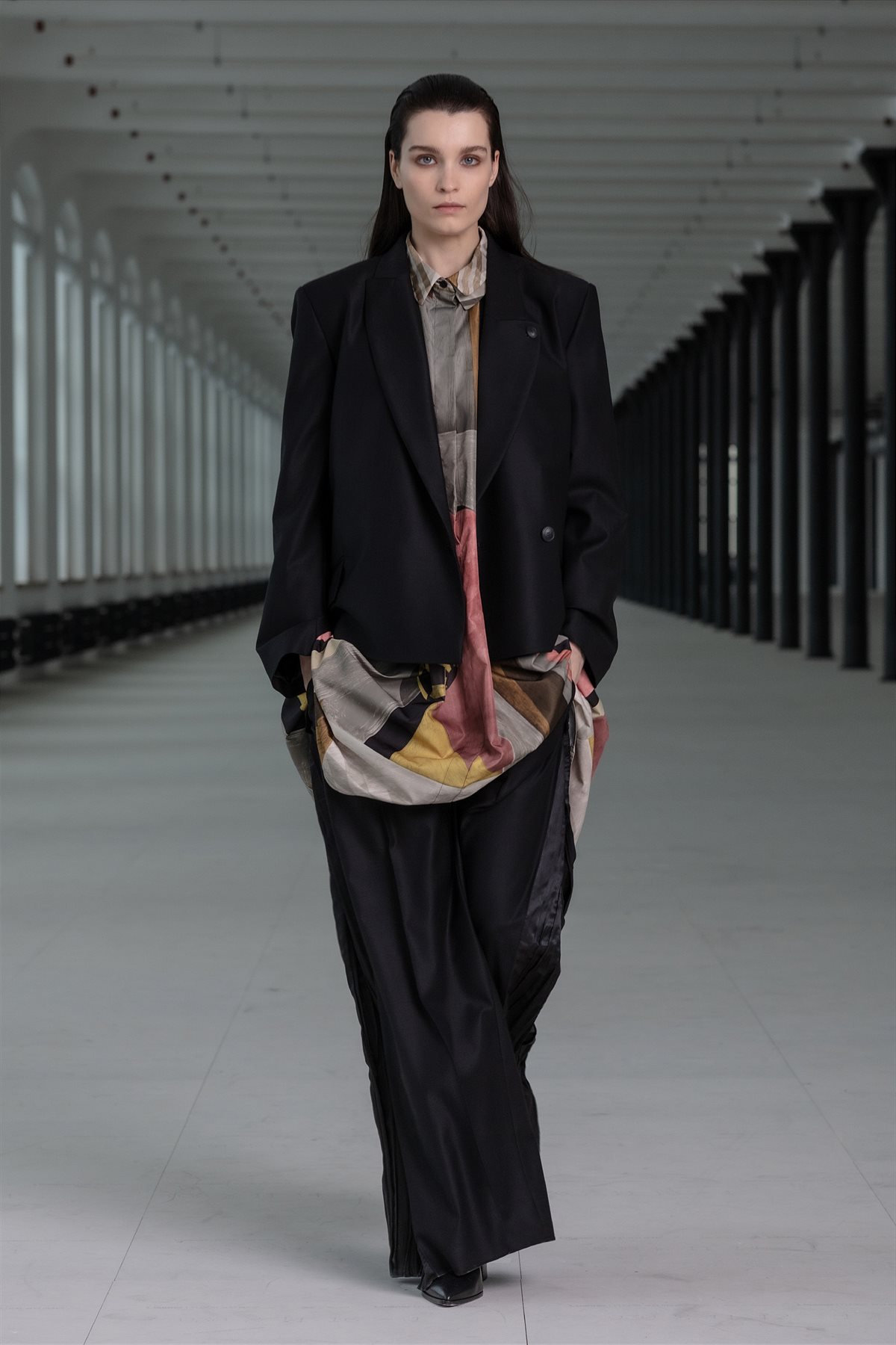 JERRY black jacket with contrasting back DAILIN multicolor print shirt dress with collar detail PRIM black wool wide leg pants with contrasting side