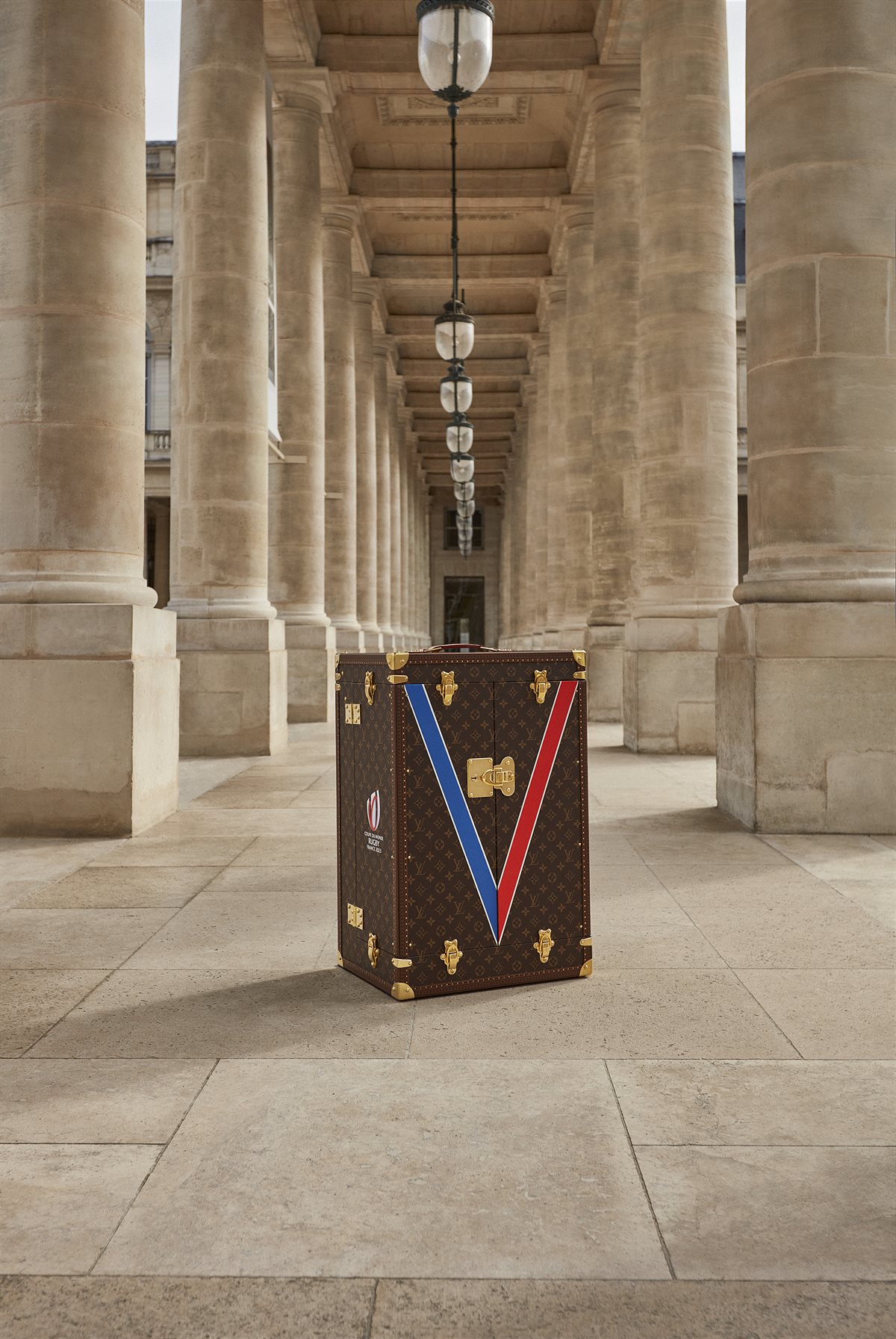 LV_Official Trophy Travel Case privider_Rugby World Cup (1)