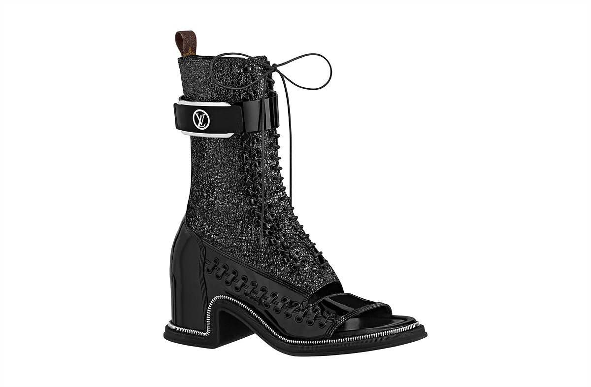 LV_LV MOONLIGHT_Half boots in grained goat leather and patent calf leather with a strap in patent calf leather