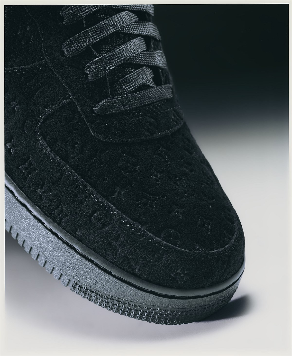 Louis Vuitton & Nike Air Force 1 by Virgil Abloh Brooklyn Exhibition_LIFESTYLE_black low-top (2)