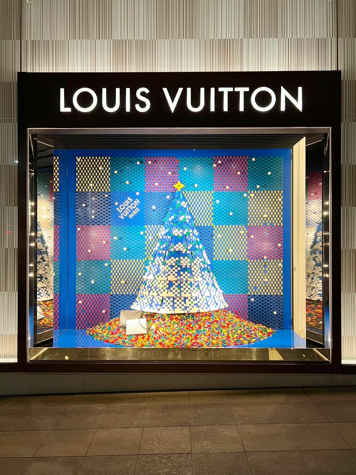 LOUIS VUITTON_Windows in collaboration with master LEGO® builders for the Holiday Season 2022 (5)