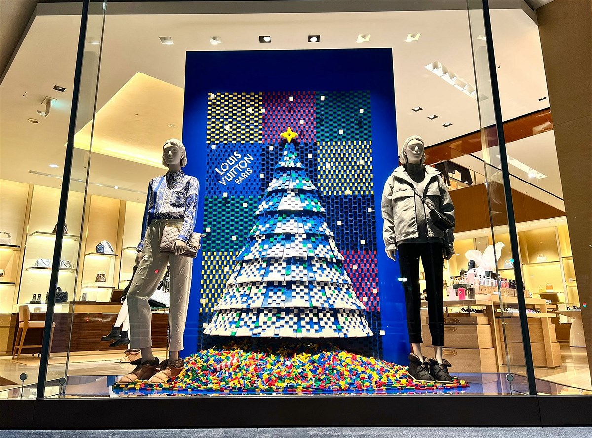 LOUIS VUITTON_Windows in collaboration with master LEGO® builders for the Holiday Season 2022 (3)