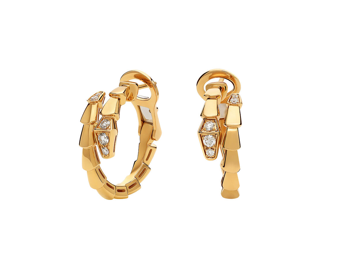 Serpenti Viper 18 kt yellow gold hoop earrings set with pavé diamonds on the head and tail.