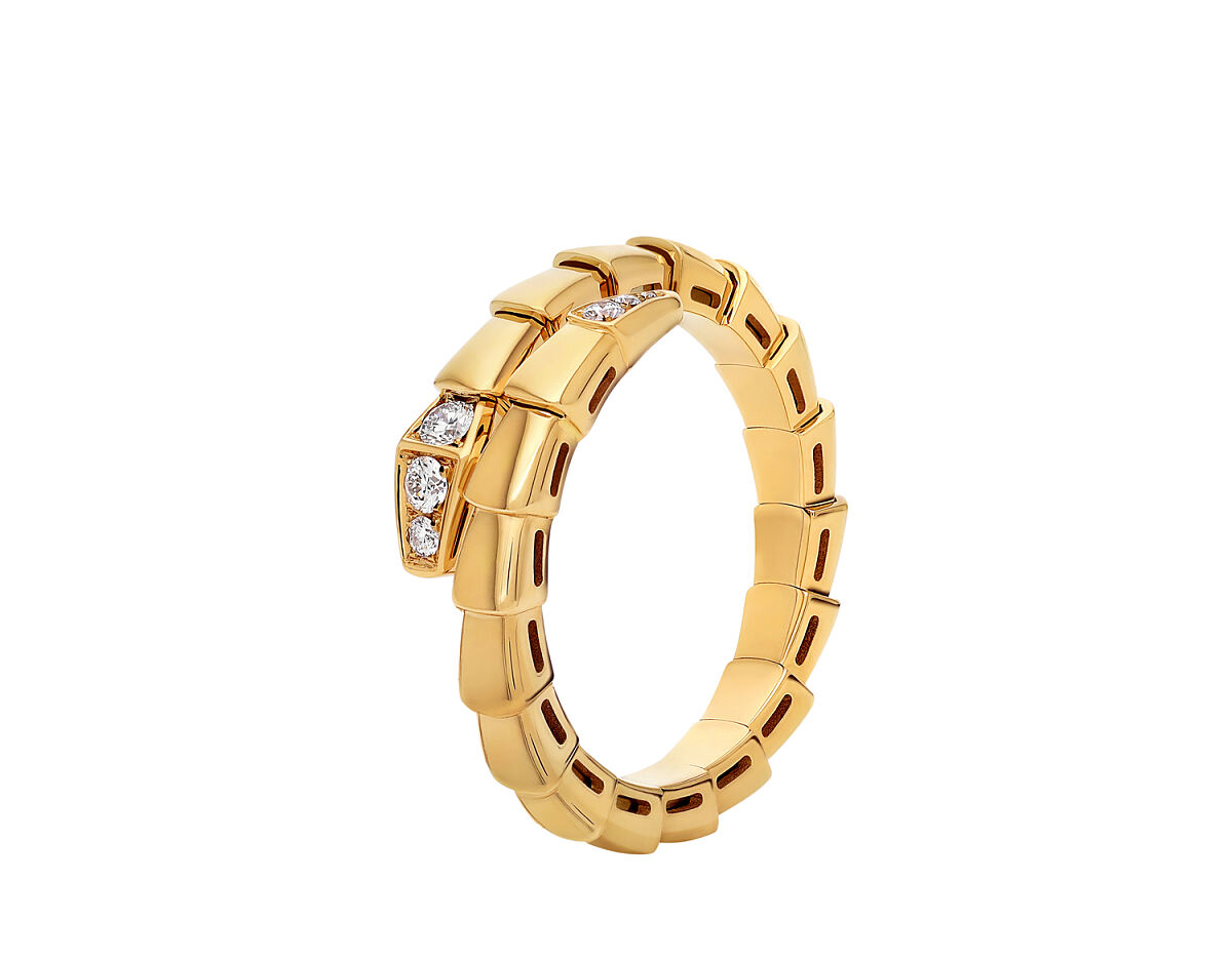 Serpenti Viper one-coil 18 kt yellow gold ring set with pavé diamonds on the head and tail.