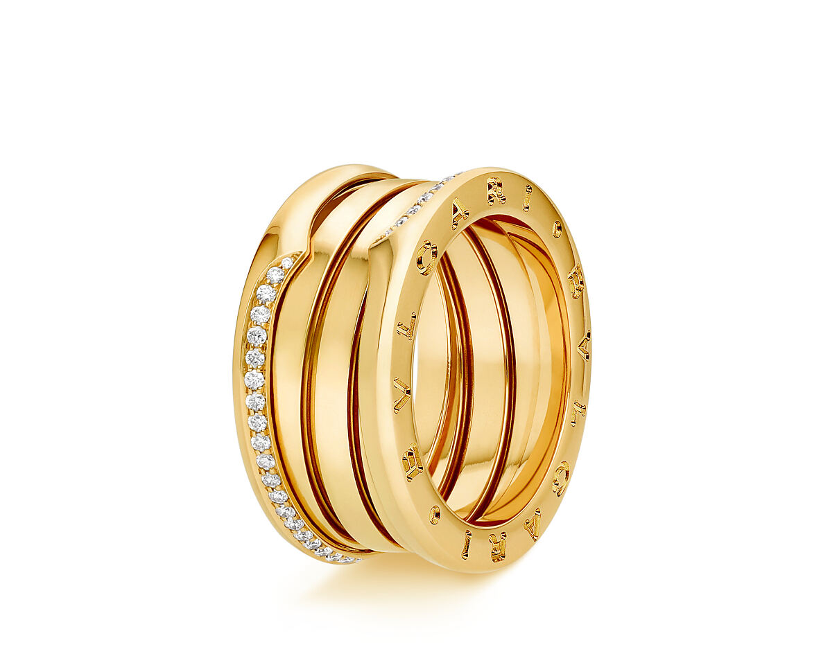 B.zero1 18 kt yellow gold three-band ring set with demi-pavé diamonds on the edges.